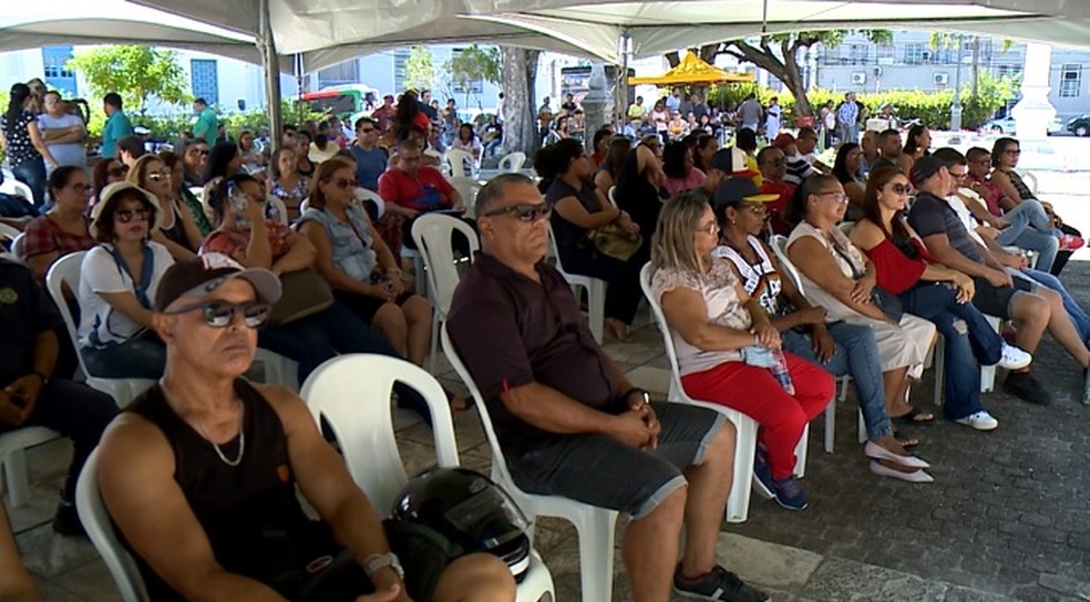 Categoria se reuniu sob uma tenda montada na Praça Dois Leões, em Jaraguá, Maceió — Foto: Reprodução/TV Gazeta