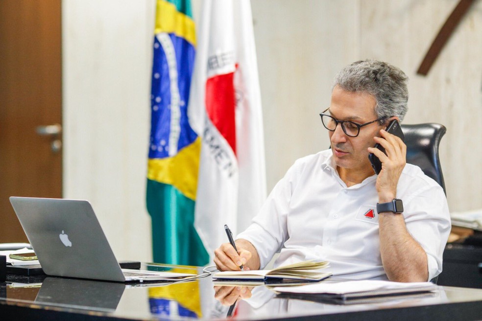 Governador Romeu Zema (Novo) liga para o presidente Jair Bolsonaro. Foto de abril de 2020. — Foto: Governo de Minas/ Divulgação