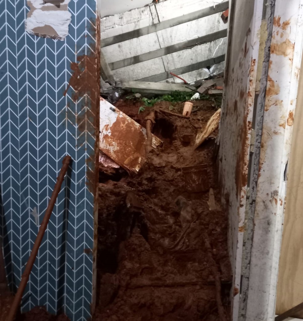 Vítimas estavam em uma casa atingida pelas fortes chuvas em SC — Foto: Prefeitura de Camboriú/Divulgação