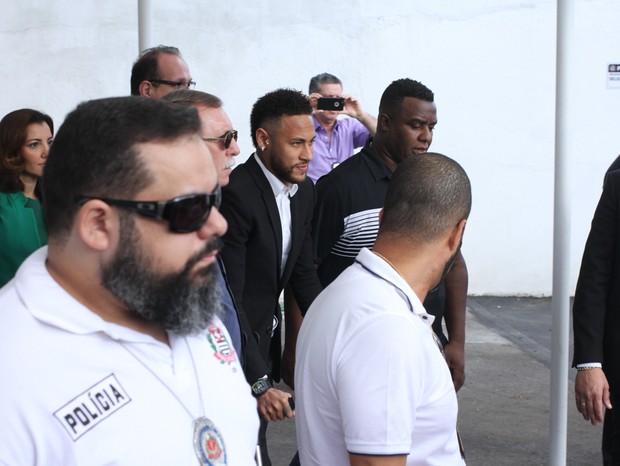 Fãs dão apoio a Neymar em delegacia de São Paulo (Foto: Amauri Nehn/Brazil News)