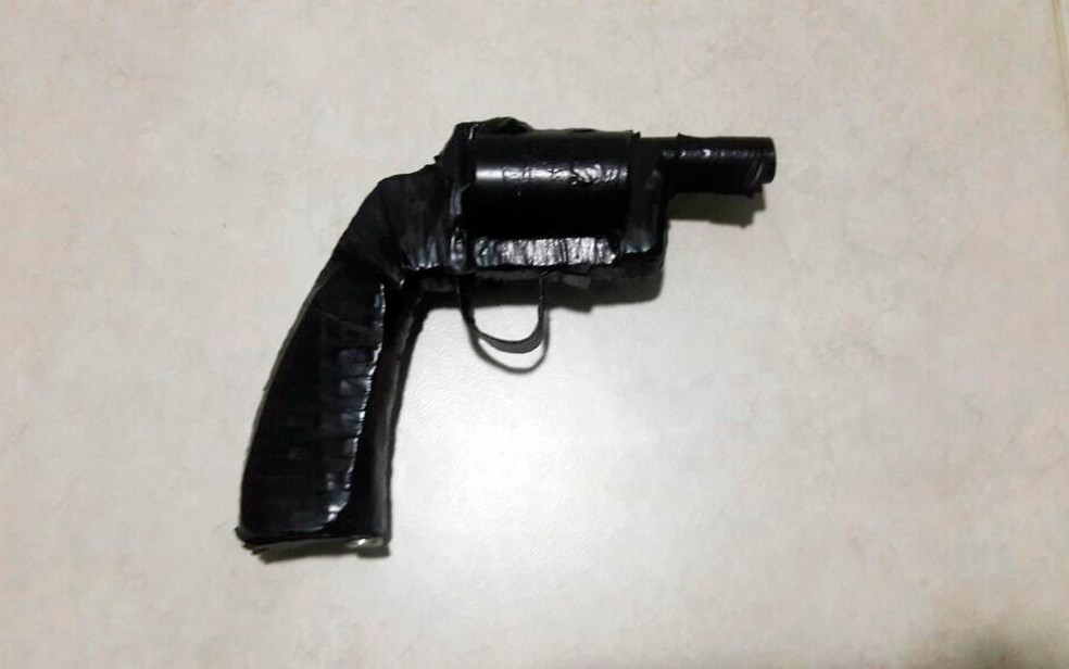 Suspeito foi preso com simulacro de arma de fogo (Foto: Divulgação/Polícia Civil)