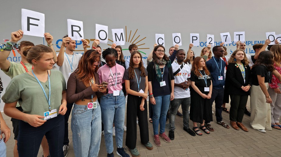 Ativistas na COP27 fazem protesto para pressionar governos a adotarem medidas para limitar a emissão de gases