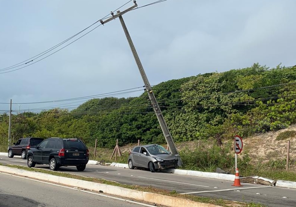 Carro gira na pista e atinge carro na Via Costeira em Natal &mdash; Foto: Kleber Teixeira/Inter TV Cabugi