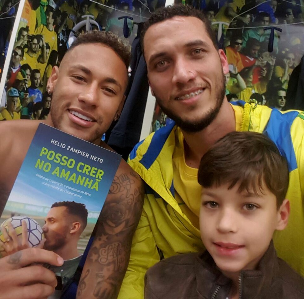 Neymar com o livro de Neto (Foto: Arquivo Pessoal)