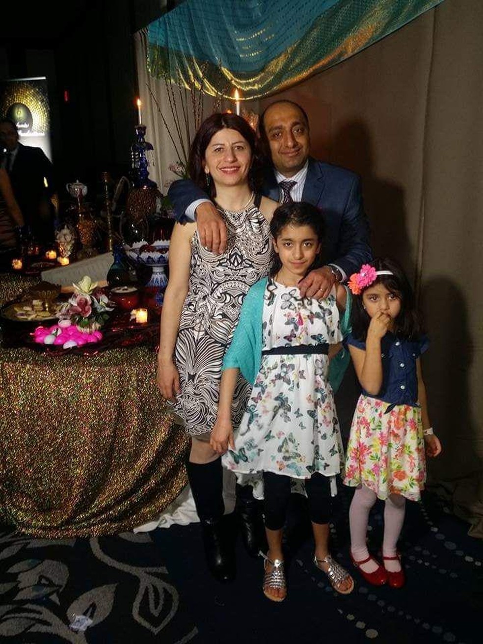 Pedram Mousavi (pai) e Mojgan Daneshmand (mãe) com as filhas, Daria e Dorina, também estavam a bordo do avião. — Foto: Reprodução/Twitter zaghtweet1