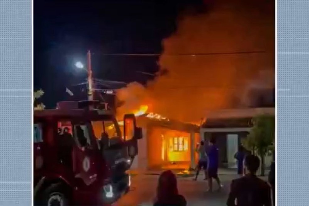Incêndio destrói casa em Barreiras, no oeste da Bahia — Foto: Reprodução/TV Bahia