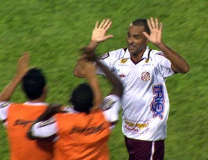 Pedrão comemora gol na vitória contra a Francana (Foto: Márcio Meirelles/EPTV)