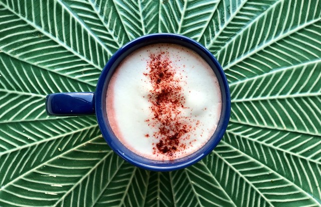 Latte Red Velver, com beterraba desidratada, do Zaza Café (Foto: Divulgação)