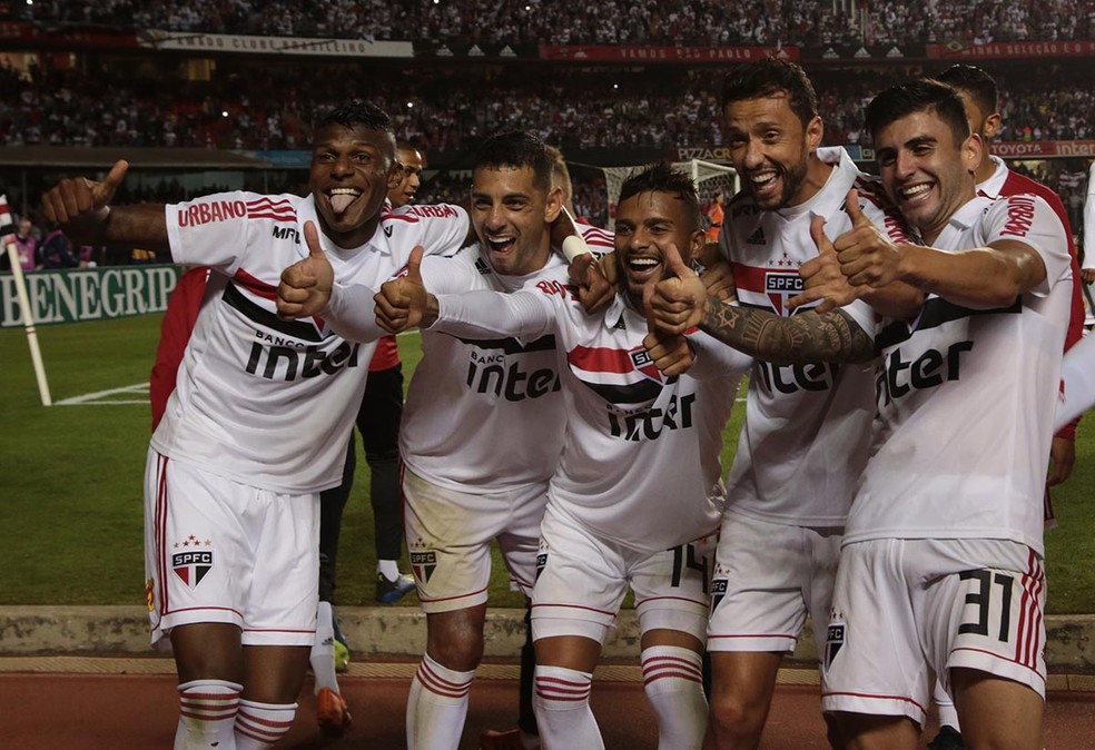 Reinaldo (centro) comemora um de seus gols com os companheiros (Foto: Rubens Chiri/saopaulofc.net)