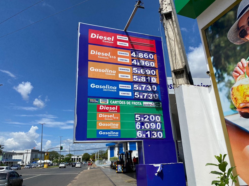 No posto localizado no Centro, a gasolina está sendo vendida a R$ 5,69 — Foto: Caíque Rodrigues/G1 RR