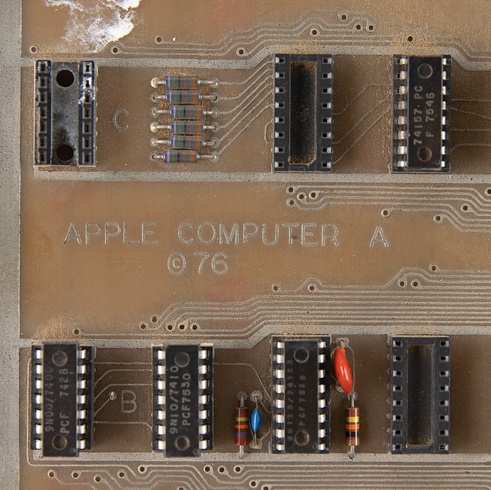 Detalhe da placa Apple Computer A, que foi soldada por Steve Wozniak — Foto: Reprodução/RR Auction