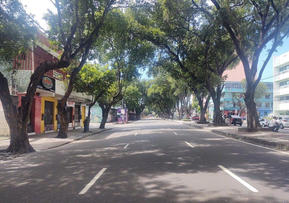 Avenida Getúlio Vargas vazia na manhã desta quarta (25); via é uma das mais movimentadas do centro de Manaus — Foto: Eliana Nascimento/G1 AM