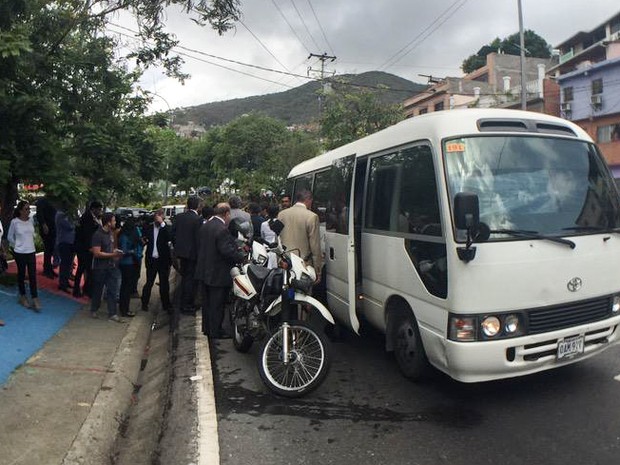 Senadores brasileiros são cercados por manifestantes em Caracas (Foto: Reprodução/Twitter/MariaCorinaYA)