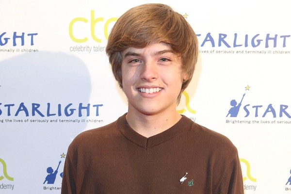 Dylan Sprouse, um dos protagonistas de Zack e Cody: Gêmeos em Ação (2005–2008), hoje tem 21 anos e se tornou recepcionista num restaurante para 