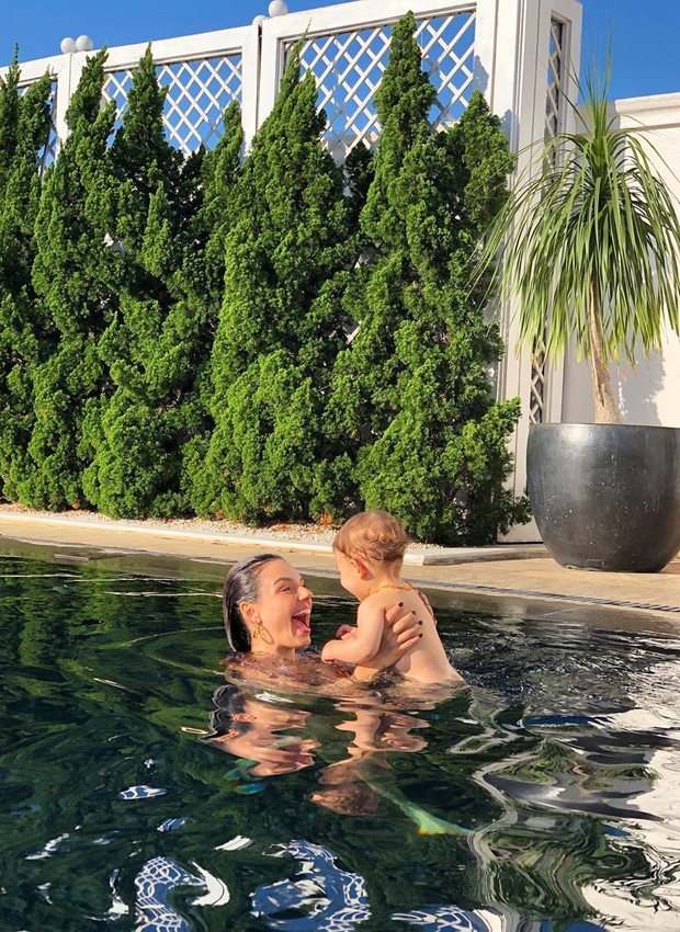 André Marques nada com pet em piscina de casa no Rio - Quem