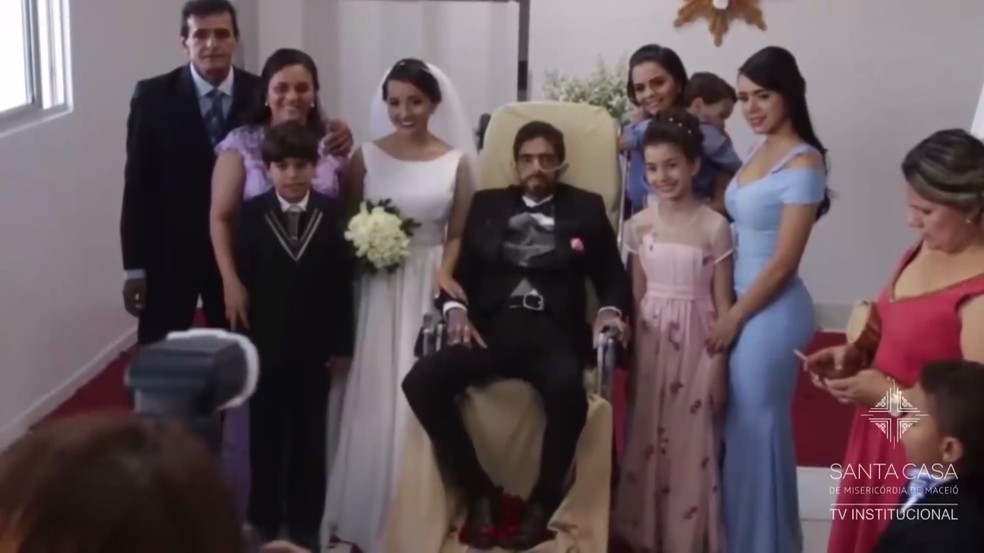 Cerimônia de casamento do paciente Rodecledson de Melo e Daniela de Melo aconteceu no estacionamento da unidade de saúde no Prado, em Maceió (Foto: Reprodução)