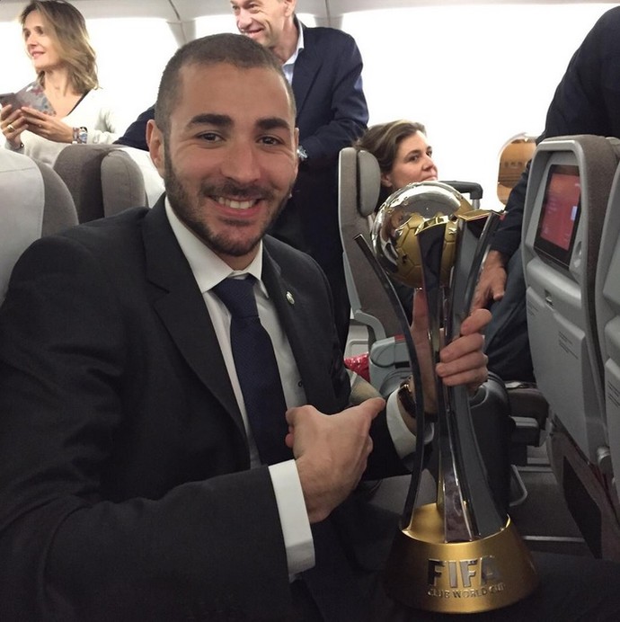 Benzema mostra troféu no retorno à Espanha (Foto: Instagram)