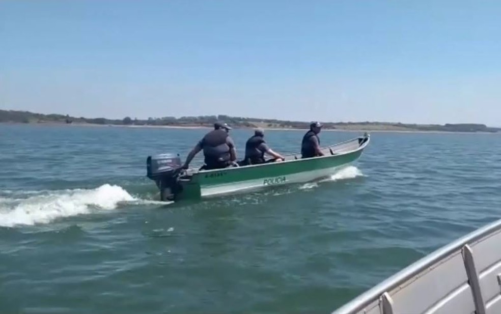 Policiais orientam pescadores sobre a piracema — Foto: Reprodução/TV TEM