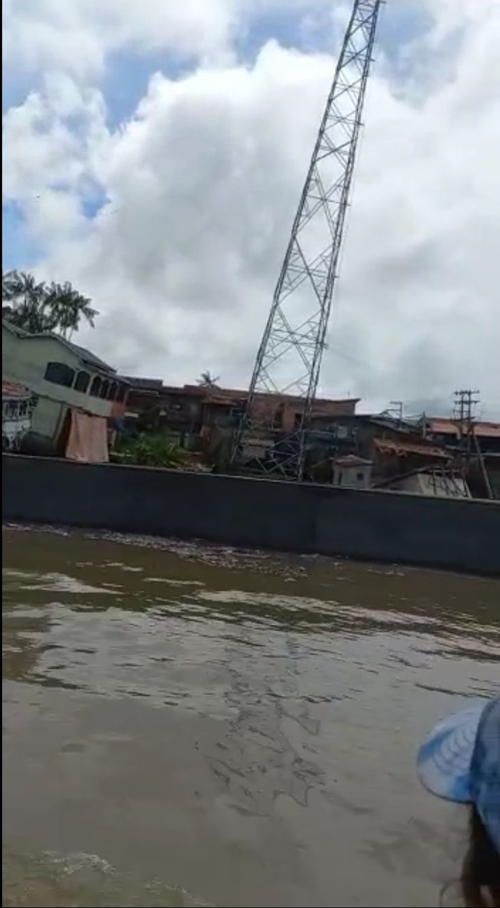Deslizamento em Abaetetuba: casas já foram para o fundo do rio e torre de energia ameaça cair — Foto: Reprodução/Redes Sociais
