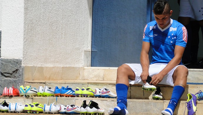 Atacante escolhe chuteira errada e leva bronca de Marcelo Oliveira