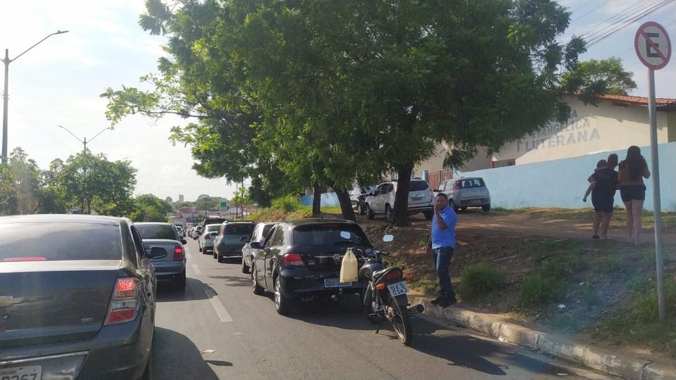 Condutores de Teresina passam a noite em postos para abastecer por R$ 3,50 o litro da gasolina; valor médio R$ 6,90 — Foto: Andrê Nascimento/g1