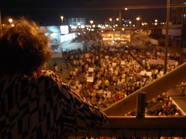 Natalense acompanha a caminhada dos manifestantes da #RevoltadoBusão (Foto: Fabiano de Oliveira/G1)