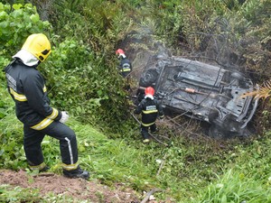 Bombeiros foram chamados para combater incêndio no segundo veículo que caiu no barranco, em João Pessoa (Foto: Walter Paparazzo/G1)