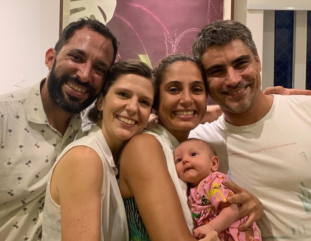 João Portella, Georgiana Góes, Camila Pitanga e Patrick Pessoa com a pequena Flor (Foto: Reprodução/Instagram)