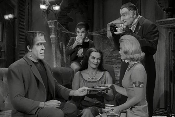 Yvonne De Carlo, Fred Gwynne, Al Lewis, Butch Patrick e Pat Priest na série Os Monstros (1964-1966) (Foto: Reprodução)