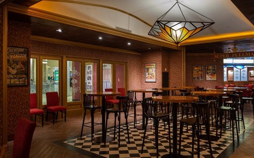 El dueño del restaurante paga 11 meses de salario y descubre que los empleados han encontrado otros trabajos