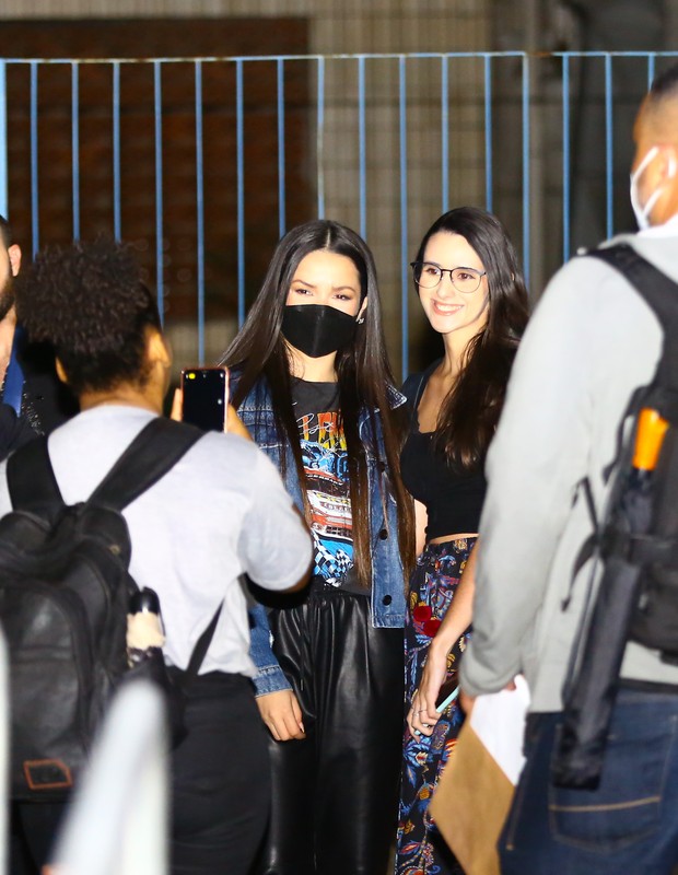 Juliette é tietada por fãs em aeroporto do Rio (Foto: Vitor Pereira/AgNews)