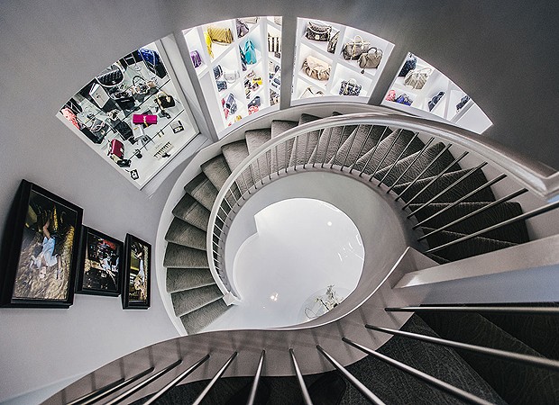 A escada em espiral dá acesso aos três andares repletos de itens de grife (Foto: Chinh Phan/Neiman Marcus)