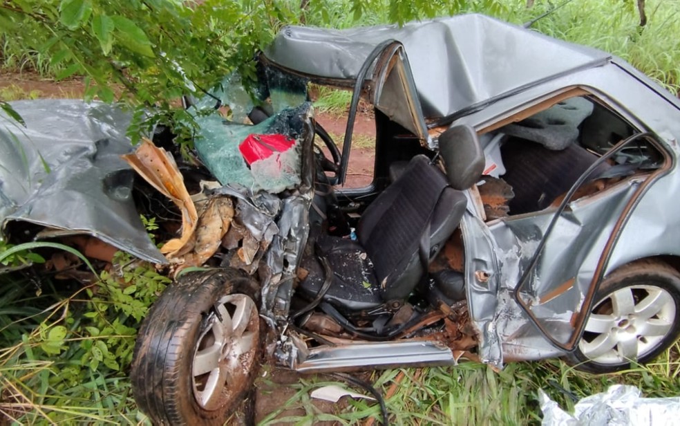 Carro bate contra caminho e fica destrudo, em Santa Tereza de Gois  Foto: Divulgao/Polcia Rodoviria Federal