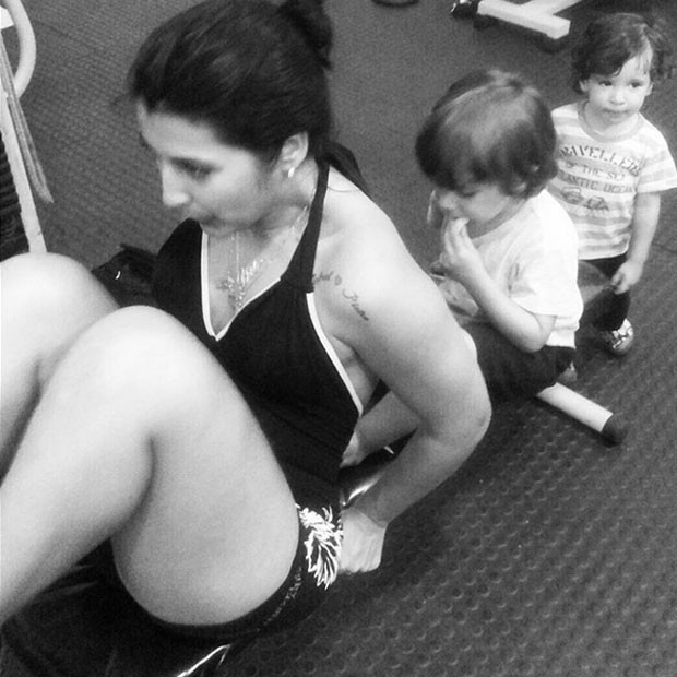 Priscila malha com os filhos (Foto: Reprodução/ Instagram)