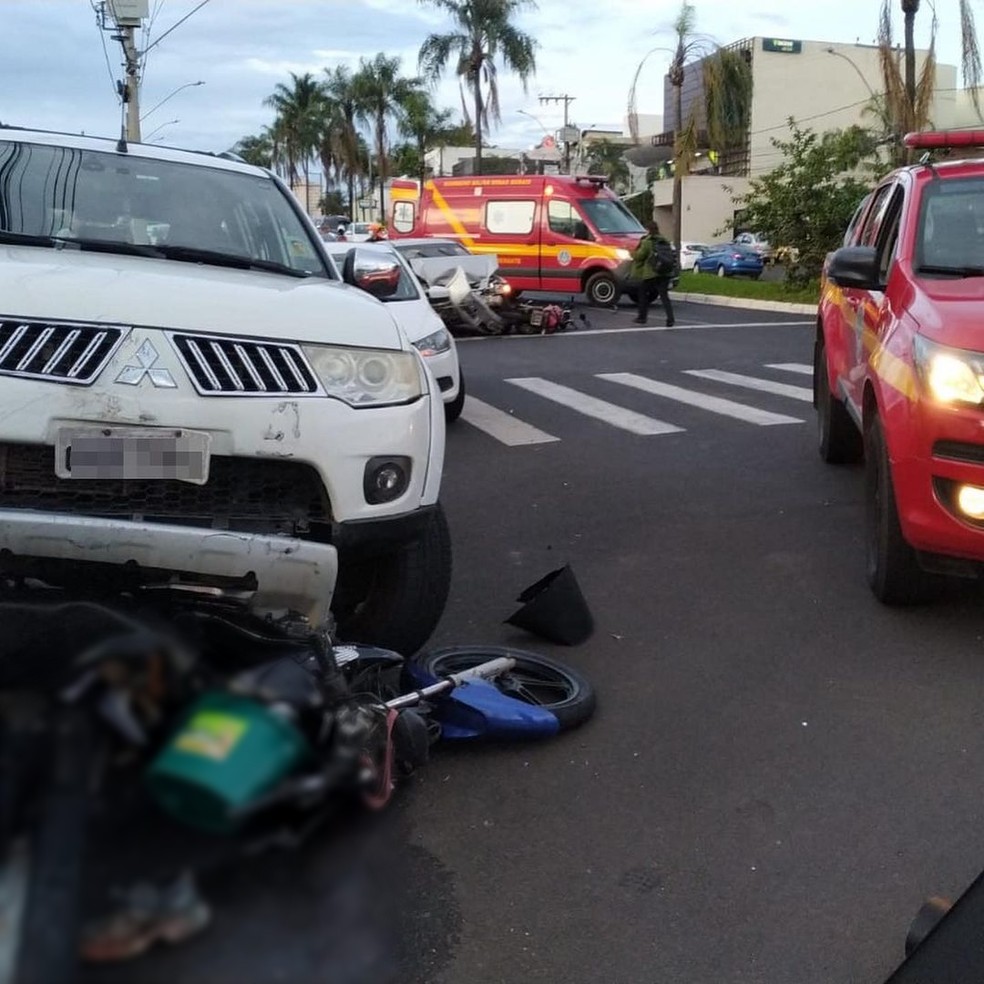 Situação de uma das motos e de um dos carros envolvidos no acidente em janeiro em Uberlândia — Foto: Corpo de Bombeiros/Divulgação