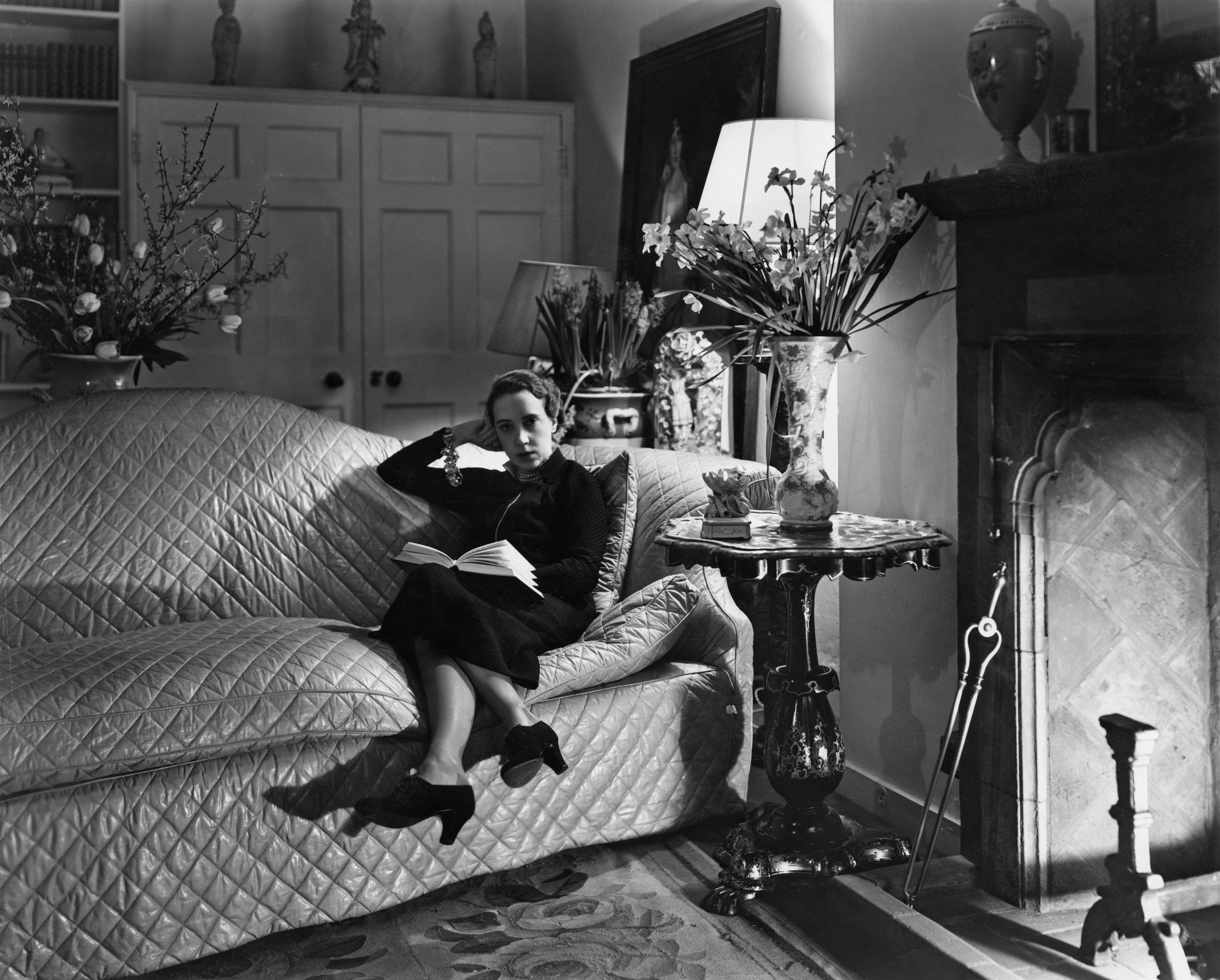 Elsa Schiaparelli no sofá de seu apartamento em Paris, 1936 (Foto:  )