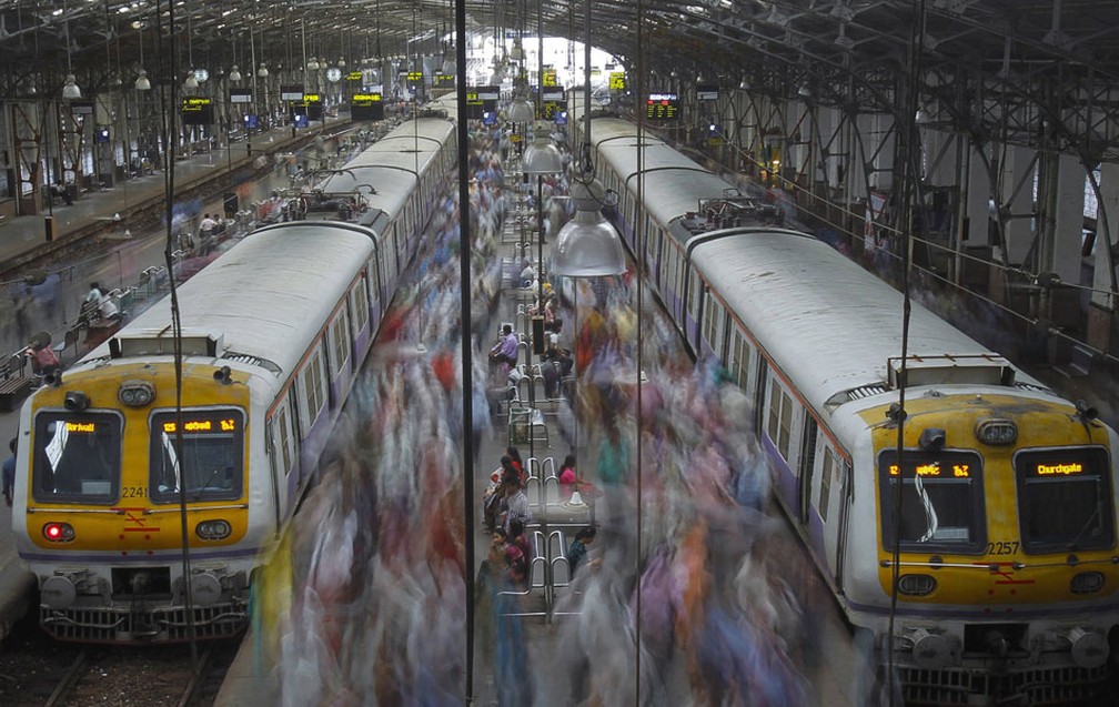 Forte fluxo de pessoas &eacute; visto no hor&aacute;rio matutino do 'rush' na esta&ccedil;&atilde;o de Churchgate, em Mumbai (&Iacute;ndia). &mdash; Foto: Vivek Prakash/Reuters
