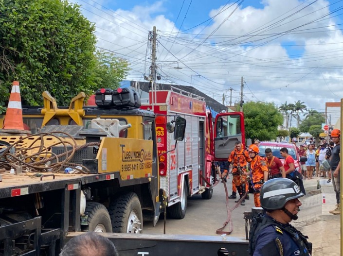 Bombeiros tentam pelo 3º dia resgatar mulher que caiu em poço de 70 metros de altura no Ceará