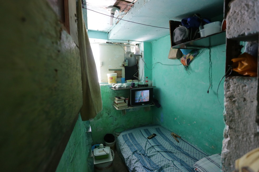 Cela com televisão no Complexo do Curado, no Recife — Foto: G. Dettmar/CNJ