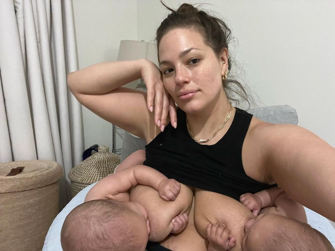 Ashley Graham amamenta gêmeos em nova foto compartilhada (Foto: Reprodução Instagram)