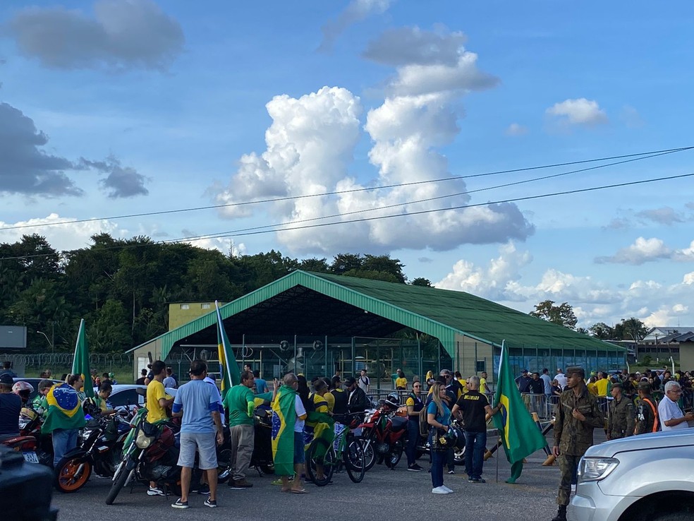Apoiadores se reuniram na Base Aérea para receber o presidente Bolsonaro, que chegou esta tarde a Belém — Foto: Juliana Bessa / g1 Pará