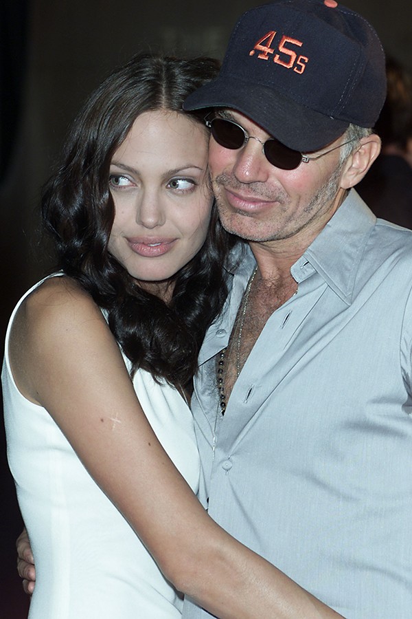 Quando era casada com Billy Bob Thornton, Angelina Jolie não era tão comportada como hoje. Durante o tapete vermelho de uma premiação ele admitiu na cara dura que eles tinham acabado de ter relações no carro a caminho do evento (Foto: Getty Images)
