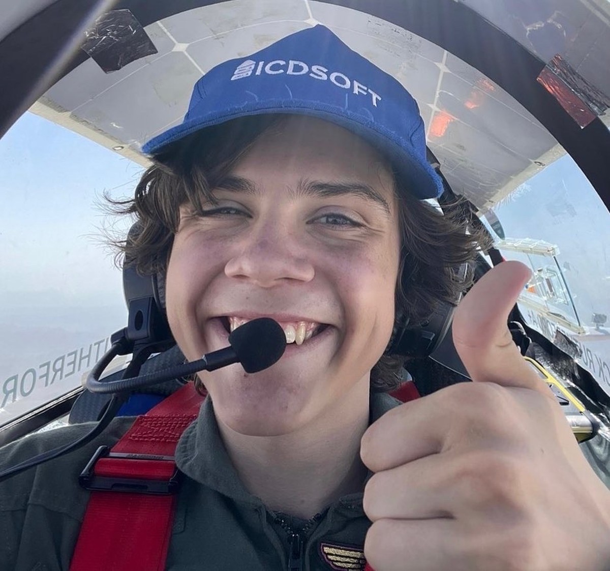 Piloto de 17 anos é o mais jovem a dar volta ao mundo em voo solo