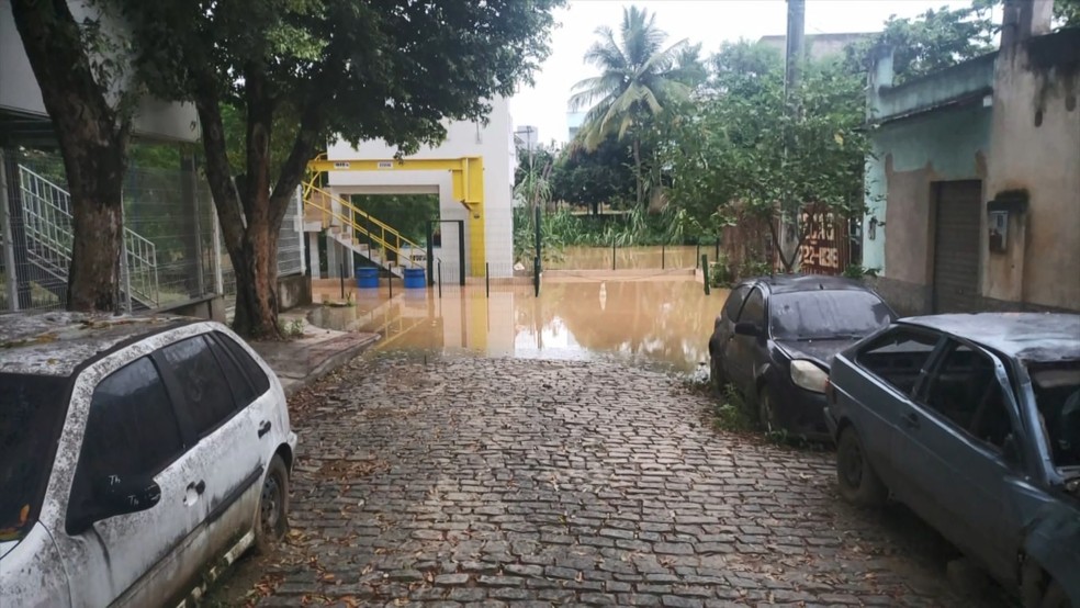 Rio Doce atinge cota de inundação em Colatina — Foto: VC no BDES