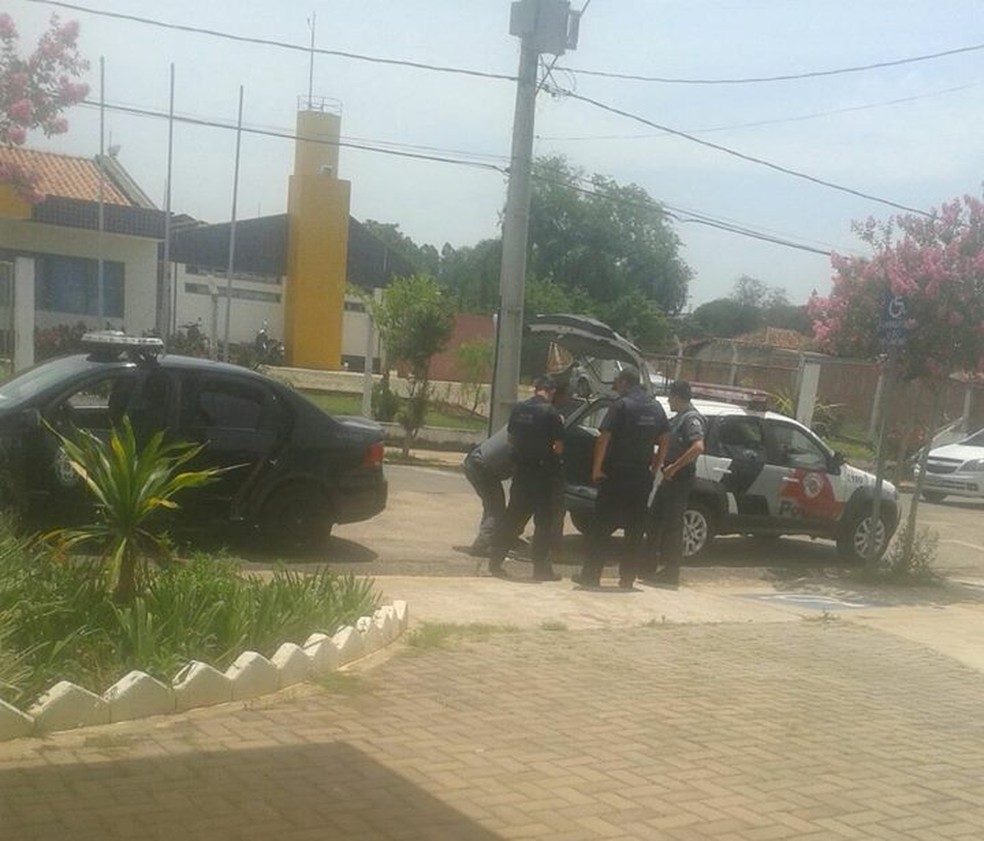 Homem é detido em frente a posto de saúde, em Angatuba (Foto: Arquivo Pessoal/Caio Matheus Radialista)