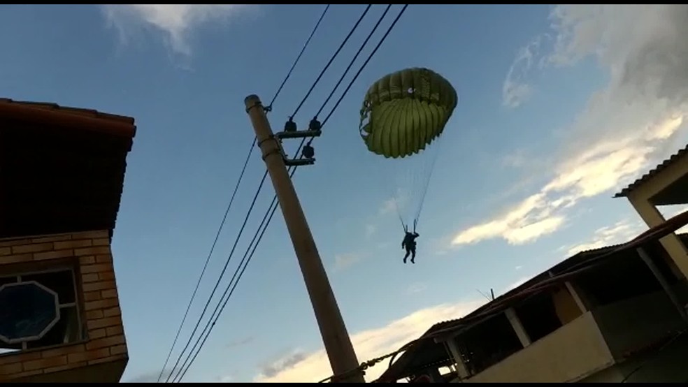 Paraquedistas perdem rota e aterrissam em bairro da Zona Norte â Foto: Recebido por WhatsApp