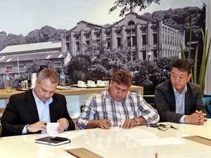 Ricardo Martins, da Hyundai (à esquerda), e José Luiz Ribeiro (centro) assinam acordo para terceiro turno em Piracicaba (Foto: Mateus Medeiros/Sindicato dos Metalúrgicos)