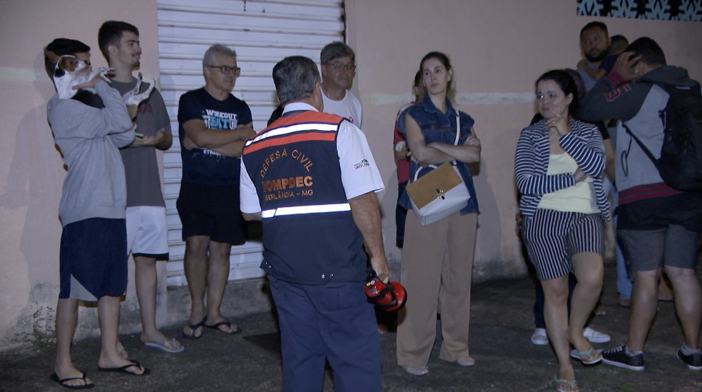 Moradores desceram do prédio após sentirem tremor em Uberlândia — Foto: Reprodução/TV Integração