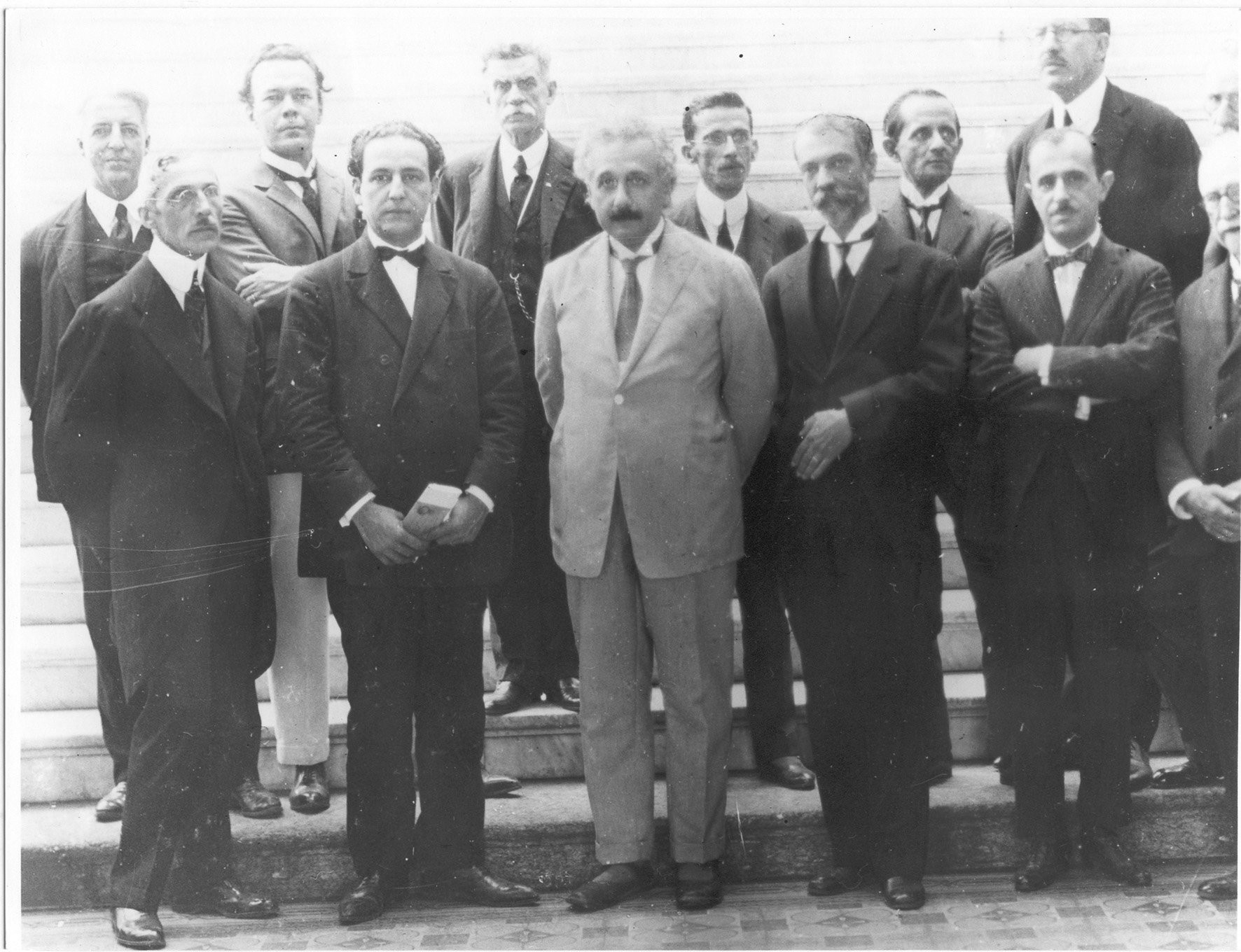 Albert Einstein com autoridades brasileiras no Museu Nacional 