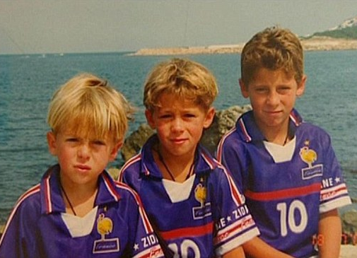 O craque e capitão belga Eden Hazard (o terceiro à direita) vestindo a caisa da França na companhia dos irmãos (Foto: Twitter)
